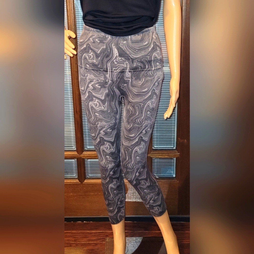 Breezies Tummy Smoothing Seamless 3/4 Cropped Leggings- Size L